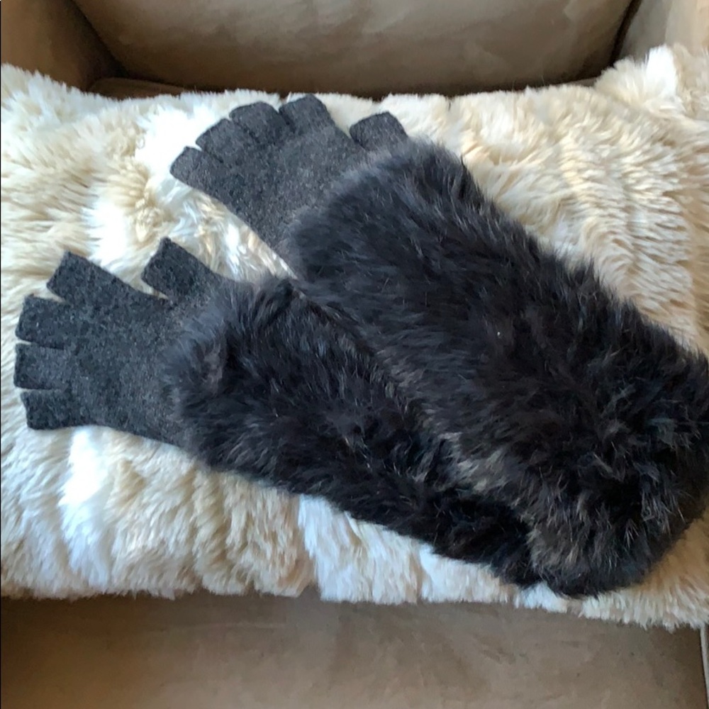 Minnie Rose Fur Cashmere Black Fingerless Gloves